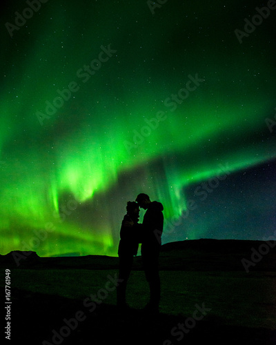 Silhouette eines Paares vor Nordlichtern
