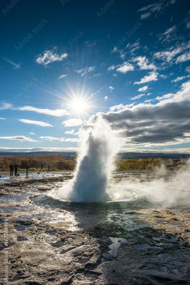 Eruption des Strokkur Geysir in Haukadalur, Island Eruption des Strokkur Geysir in Haukadalur, Island