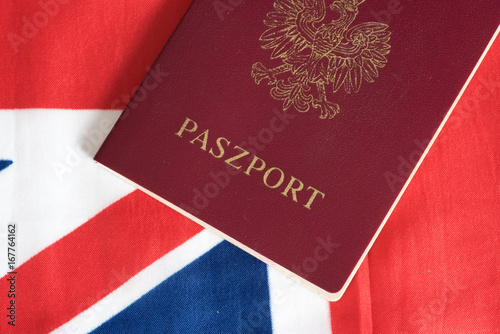Quadro su tela Ein polnischer Reisepass und die Flagge von Großbritannien