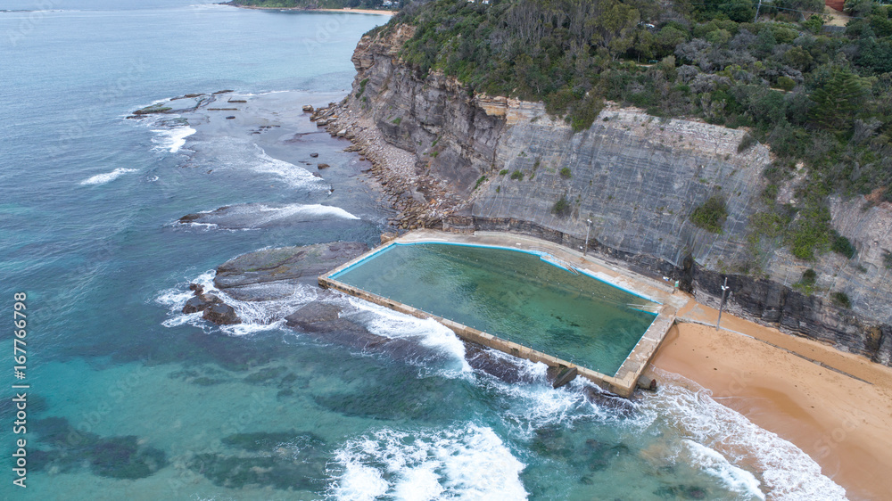 Foto Aerial view of beachside ocean swimming pool with waves at Bilgola Beach Sydney