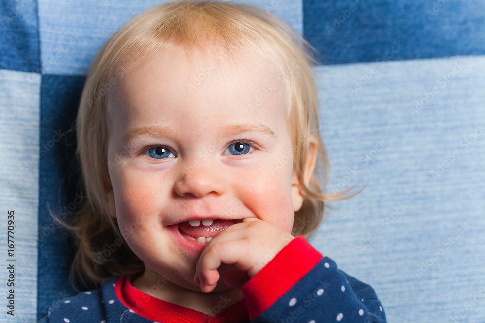 portret funny baby boy with finger in mouth portret funny baby boy with finger in mouth