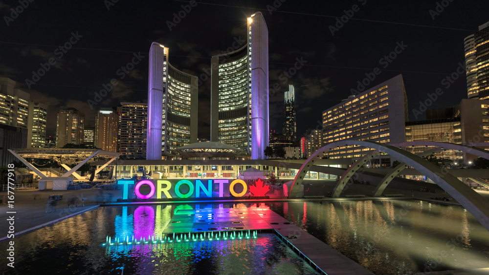 Fototapeta Toronto urząd miasta i Toronto podpisujemy wewnątrz Nathan Phillips kwadrat przy nocą, Ontario, Kanada.