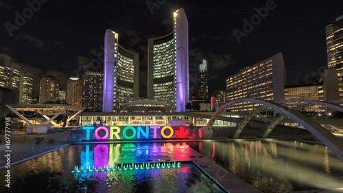Fototapeta Toronto urząd miasta i Toronto podpisujemy wewnątrz Nathan Phillips kwadrat przy nocą, Ontario, Kanada.