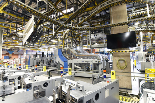 Betriebsgebäude: Maschinen in einer Großdruckerei - HiTech Fertigung // Industrial buildings: machines in a large print shop - HiTech production