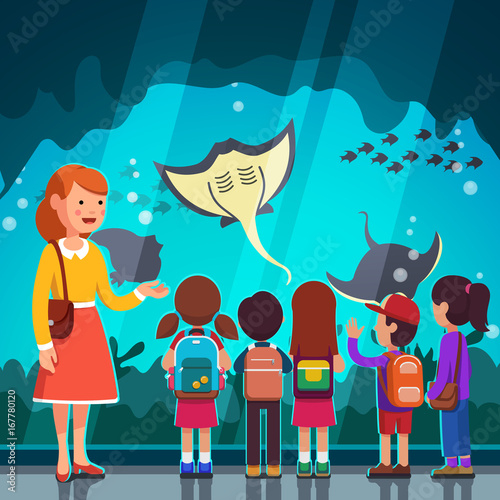 Kids watching crampfish at oceanarium excursion
