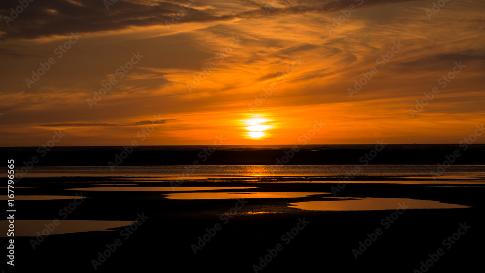 sonnenuntergang spiegelung in seen am strand