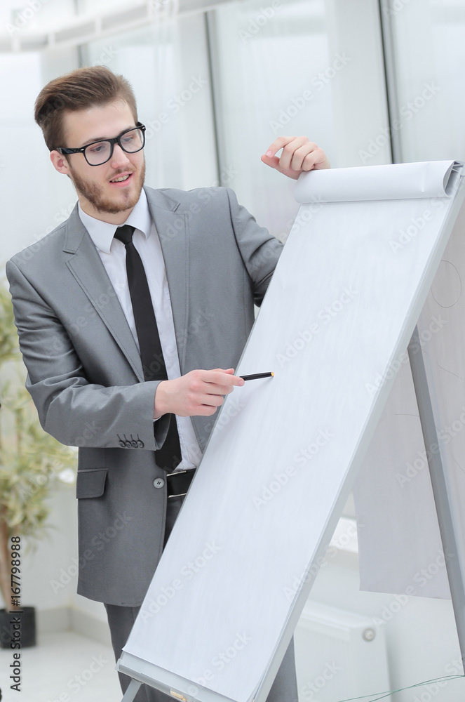 Fototapeta premium businessman pointing pen on blank Board for presentation