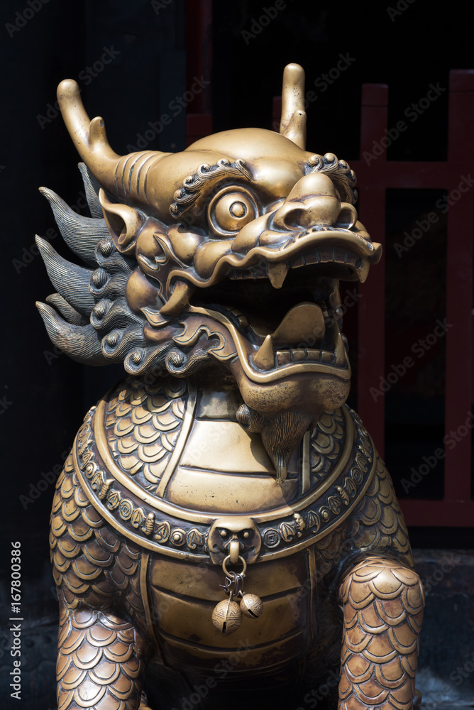 Obraz premium Bronze dragon head sculture at the entrance of a buddhist temple, Chengdu, China