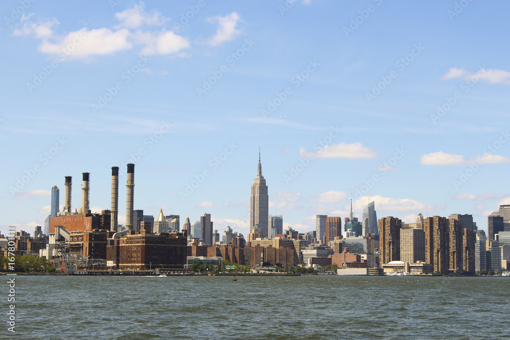 Naklejka premium New York City skyline and East River