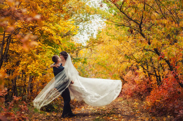 Wedding couple on a walk in the autumn park