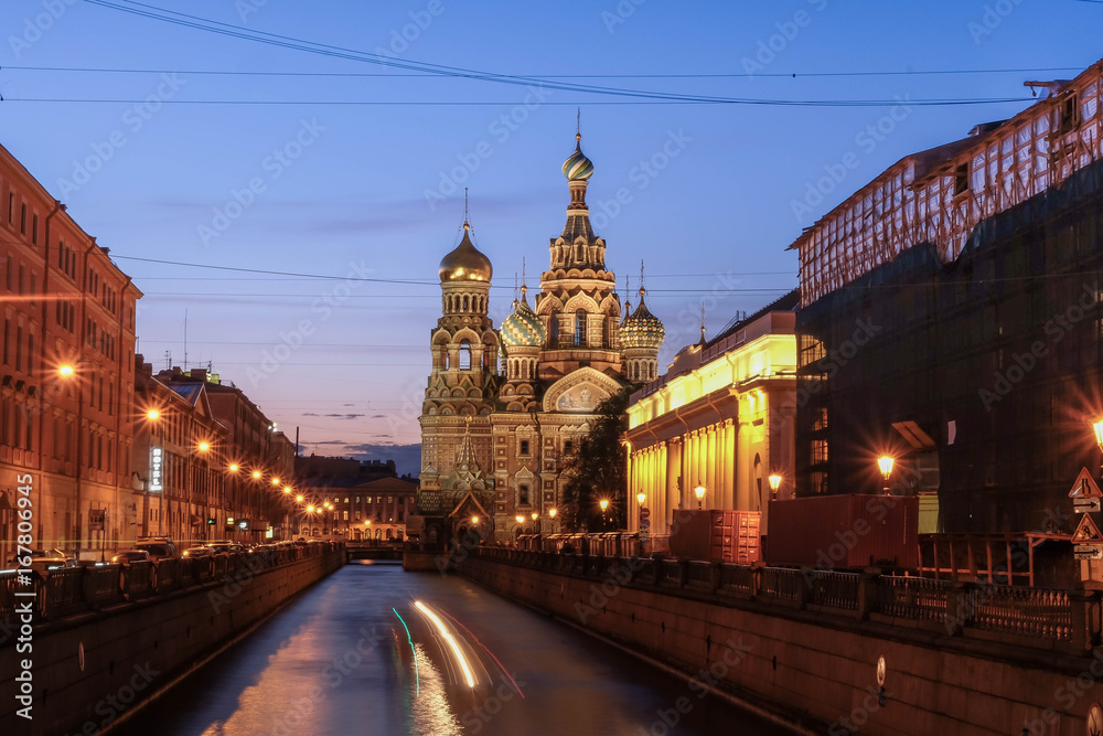 Obraz premium Canal in St. Petersburg, Russia into the Church of the Savior on Spilled Blood.