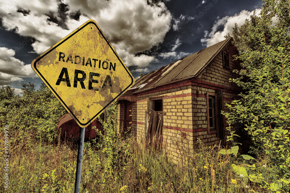 Obraz premium Abandoned hut and yellow faded road sign
