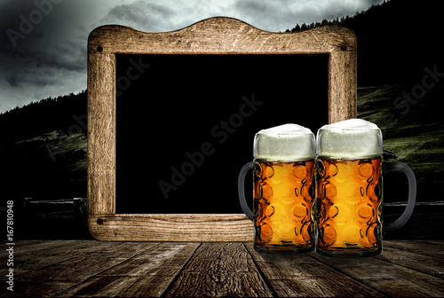 Altes Holzschild mit Bier