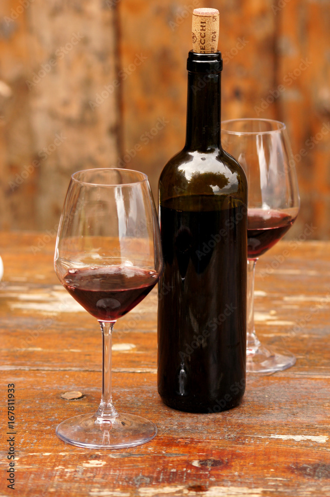 Bouteille de vin et deux verres servis sur table