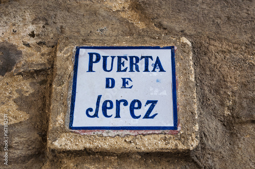 Tarifa, Spagna: l'insegna di ceramica della Porta di Jerez, l'unico ingresso rimasto attraverso le vecchie mura moresche della città 