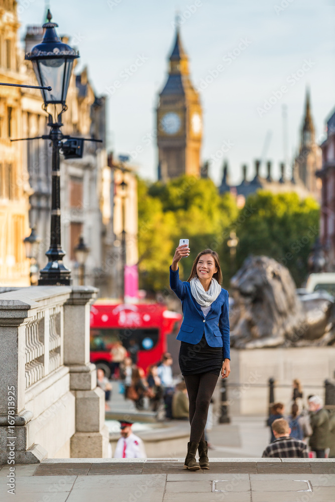 Obraz premium Londyński podróż turysta bierze selfie obrazek z telefonem komórkowym blisko Big Ben, UK. Ludzie biznesu na Trafalgar Square, Wielka Brytania. Wakacje w Europie.