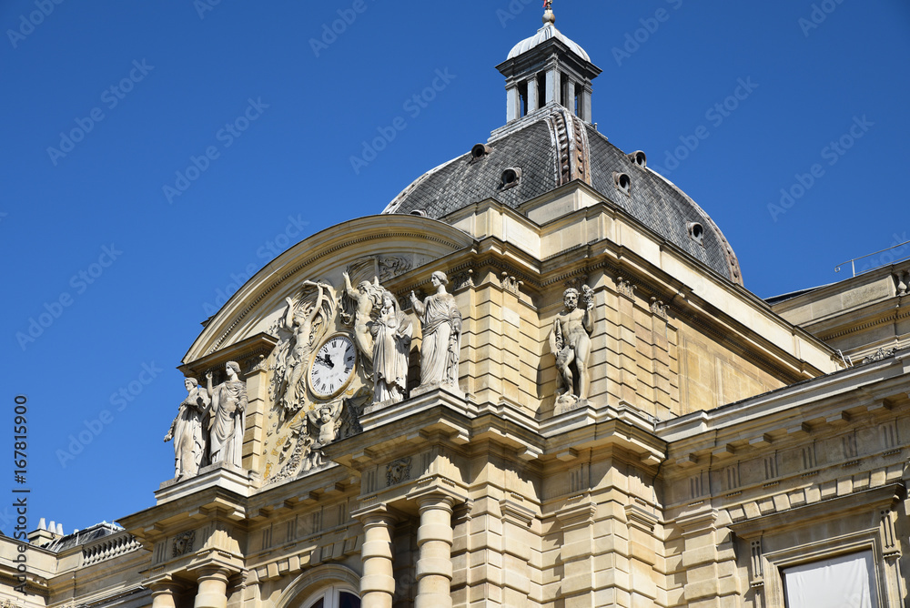 Horloge du palais du Luxembourg à Paris, France