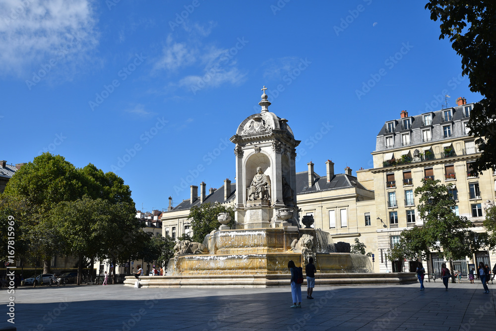 Fontaine de la place Saint Sulpice à Paris, France