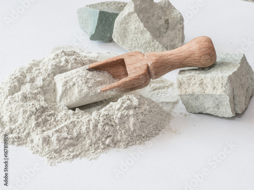 Obraz na płótnie Zeolite raw powder and stones on white background w salonie
