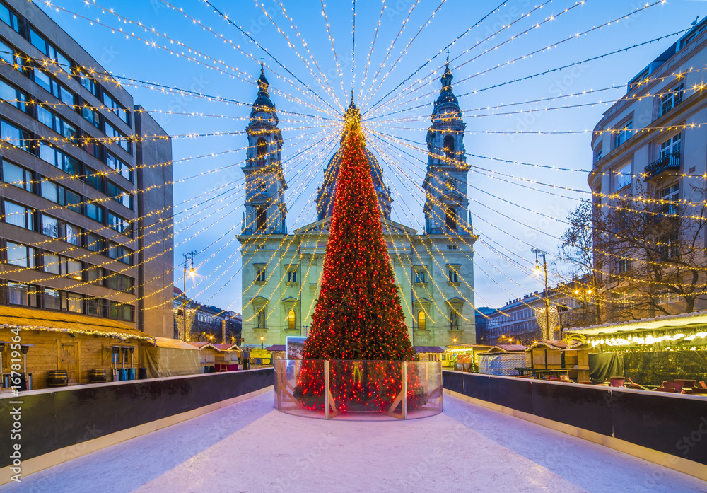 Obraz premium Jarmark bożonarodzeniowy na placu Bazyliki św. Stefana w Budapeszcie na Węgrzech
