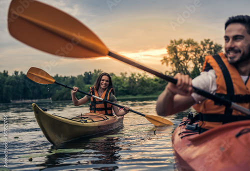 Canvas Print Couple travelling by kayak