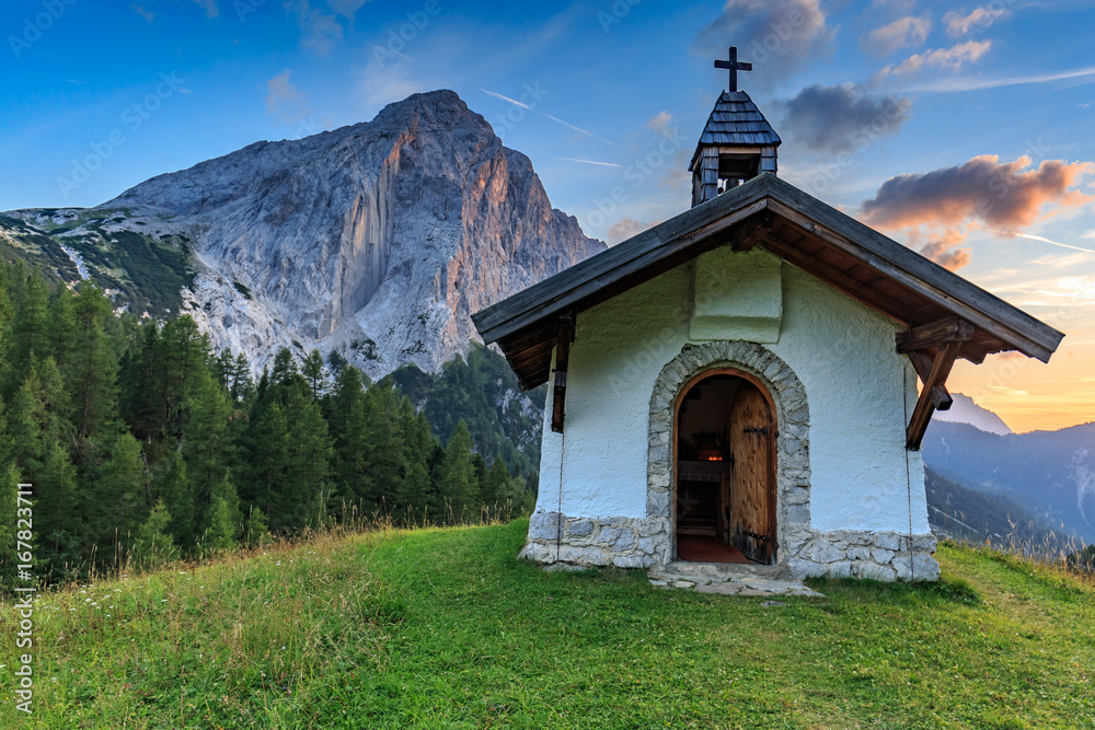Kapelle im Karwendelgebirge bei Sonnenuntergang