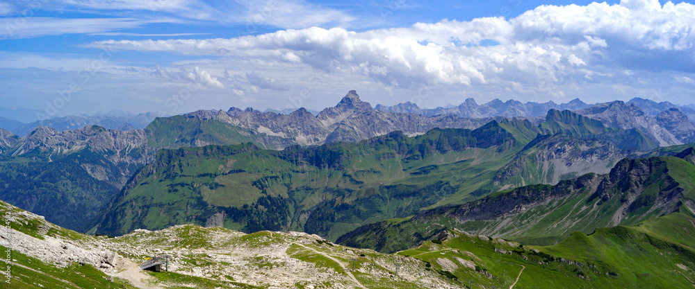 Blick vom NEBELHORN über Oberstdorf auf die Allgäuer Alpen 