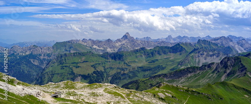 Blick vom NEBELHORN über Oberstdorf auf die Allgäuer Alpen 