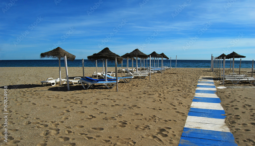 Playa, Fuengirola, Málaga, sombrillas, hamacas, arena, mar, paisaje marítimo
