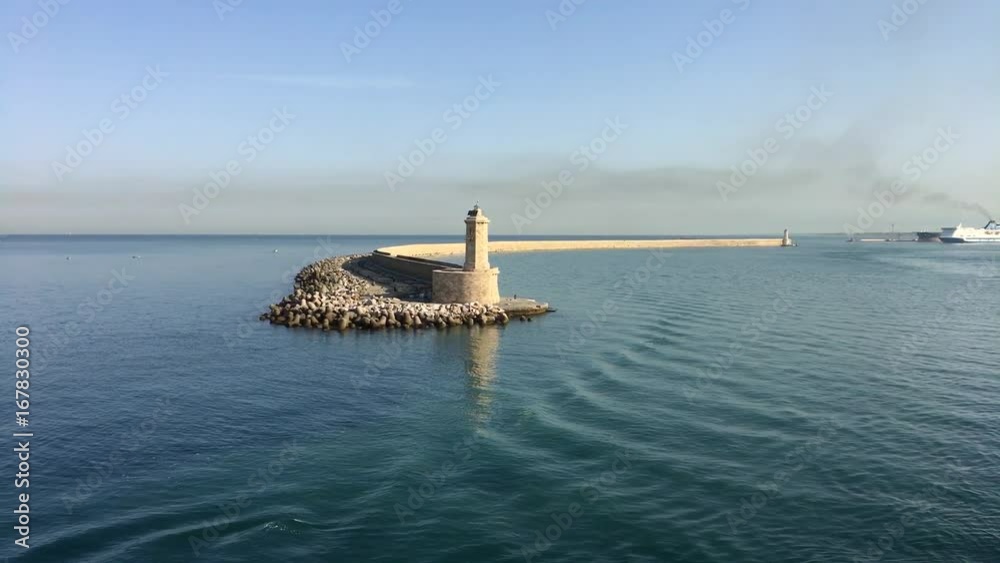 Faro di Livorno, nave che esce dal porto Faro di Livorno, nave che esce dal porto
