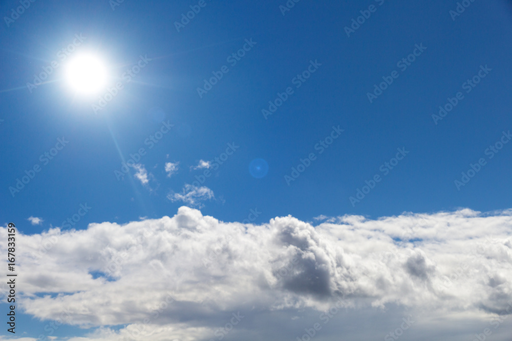 blauer Himmel mit Sonne und Wolken blauer Himmel mit Sonne und Wolken