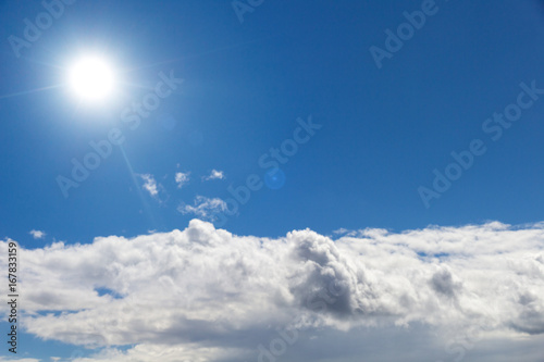 blauer Himmel mit Sonne und Wolken photo