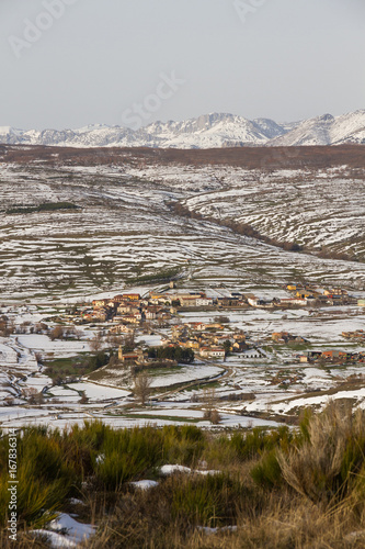  Vista de pueblo monta  oso en la ladera de una monta  a con nieve en invierno