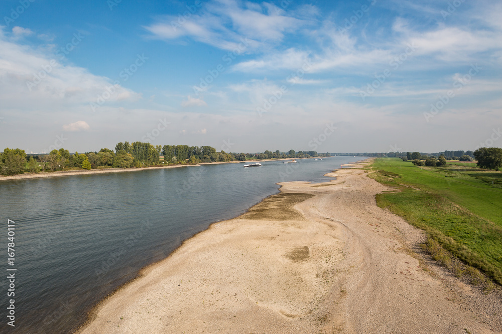 Der Fluß Rhein bei Niedrigwasser