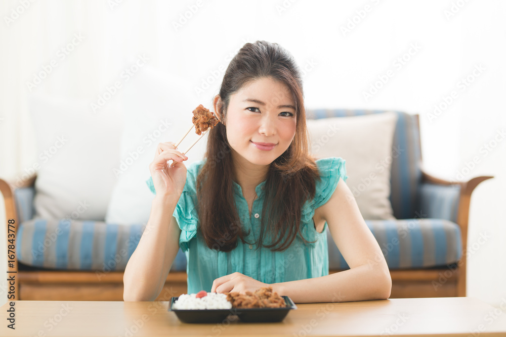 お弁当を食べる女性