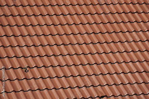 Detail eines mit Hohlpfannenziegeln gedecktem Hausdachs