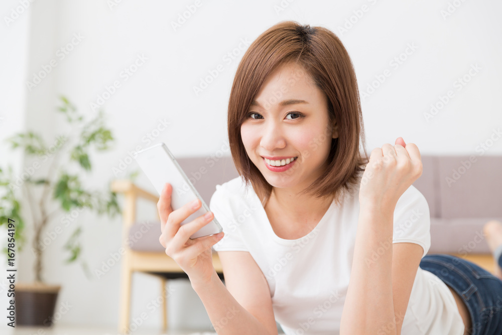 スマホを見る女性