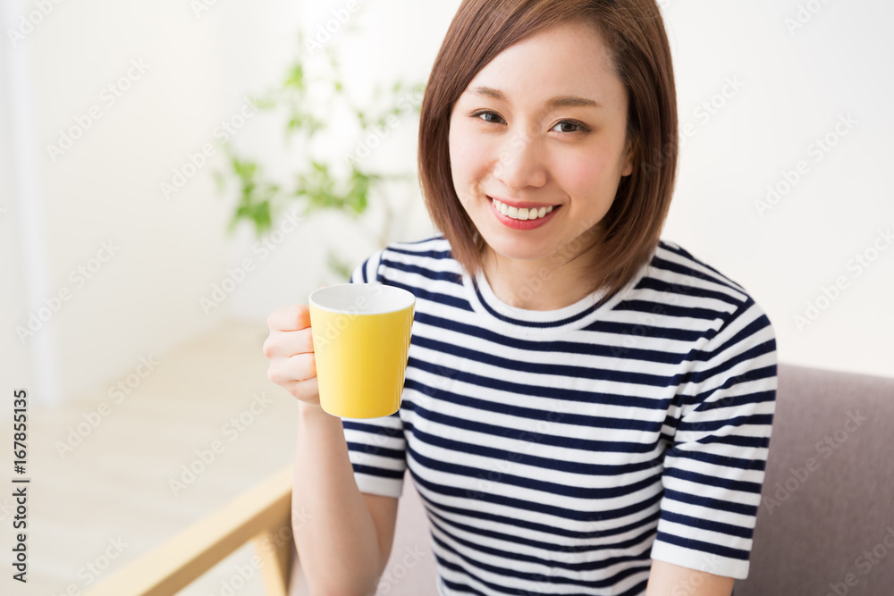部屋でお茶を飲む女性 部屋でお茶を飲む女性