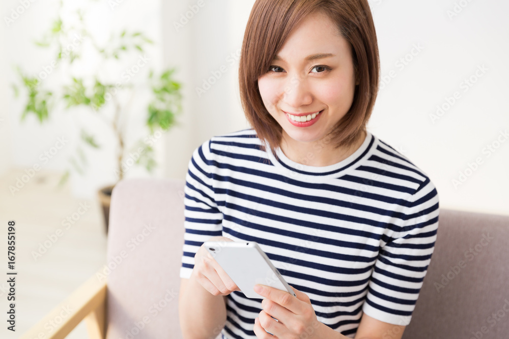 スマホを見る女性 スマホを見る女性