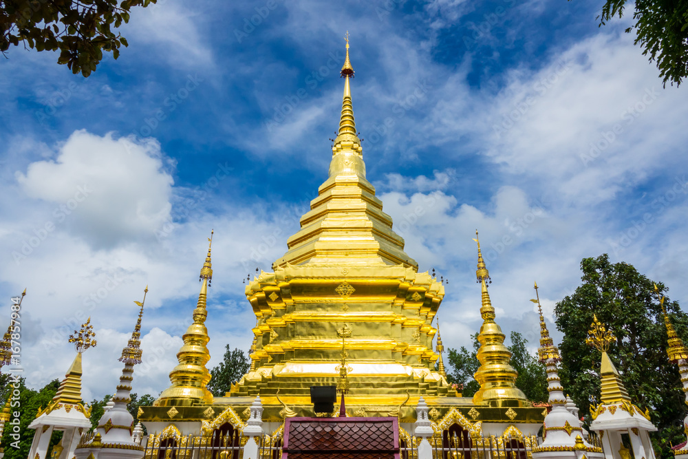 Naklejka premium Thai Buddhist temple with blue sky in Thailand