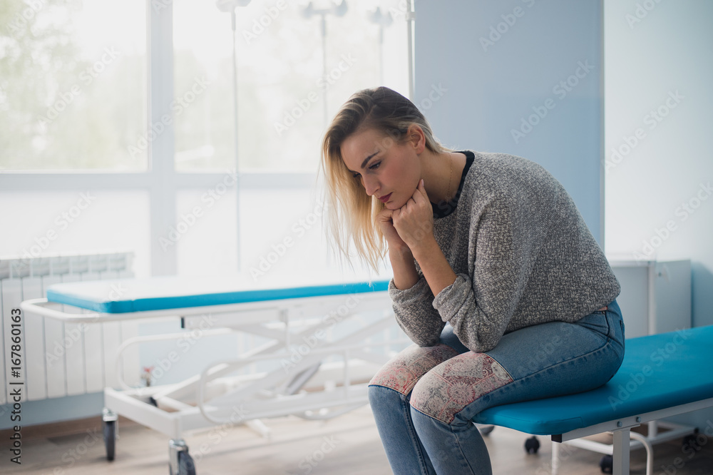 Φωτογραφία Woman's hand waiting for doctor in hospital feeling worried.