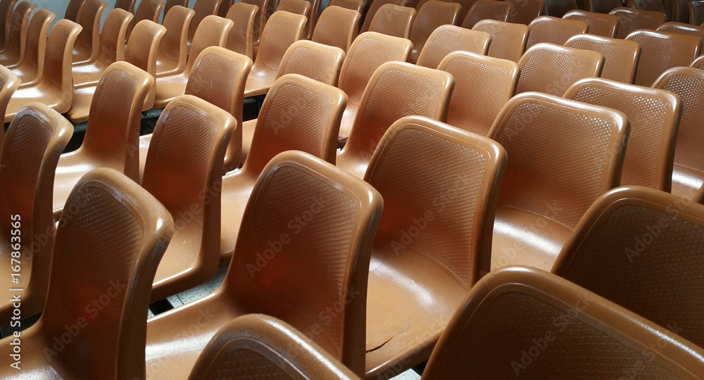 Naklejka premium Rows of empty chairs