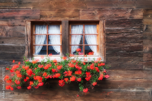 Schweizer Holzfenster mit Blumen