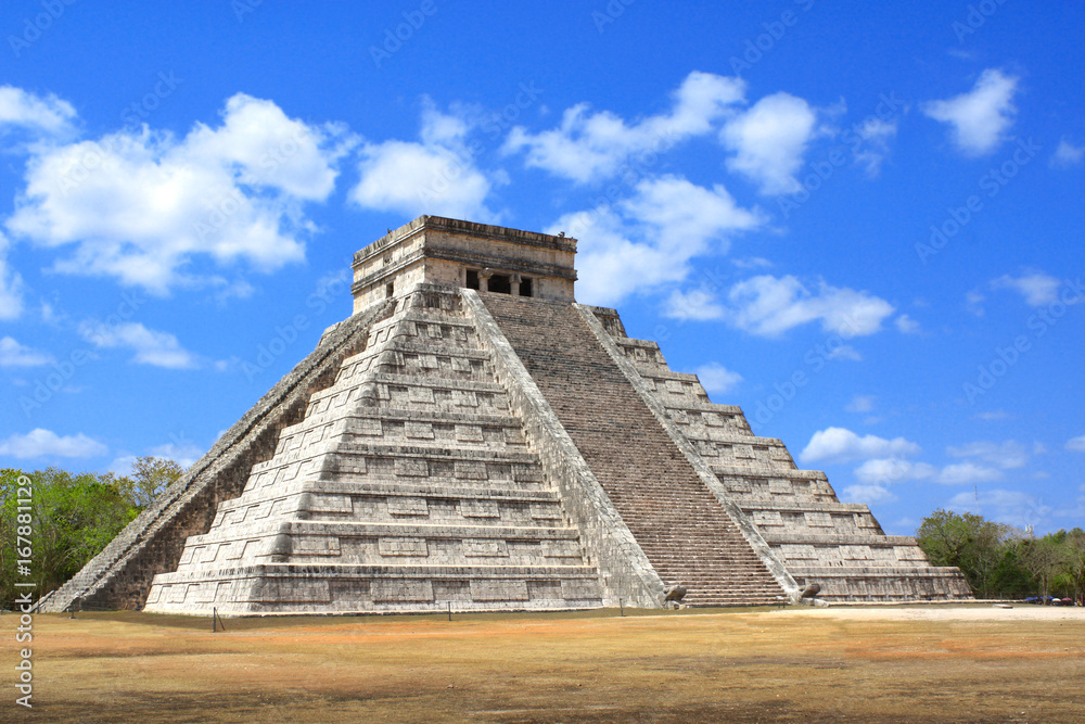 Ancient Mayan pyramid (Kukulcan Temple), Chichen Itza, Yucatan, Mexico