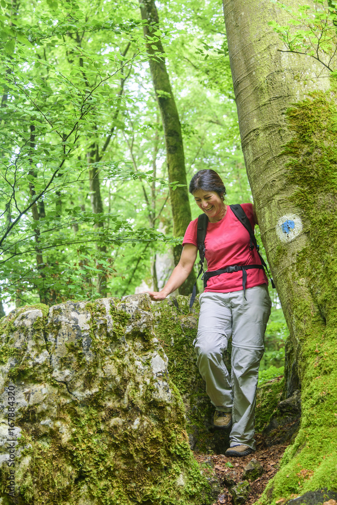 gutgelaunte Wanderin im schattigen Wald gutgelaunte Wanderin im schattigen Wald
