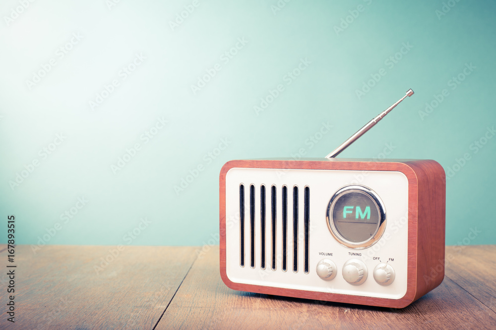 Naklejka premium Retro stary radio przednie mięta zielone tło. Filtrowane zdjęcie w stylu vintage