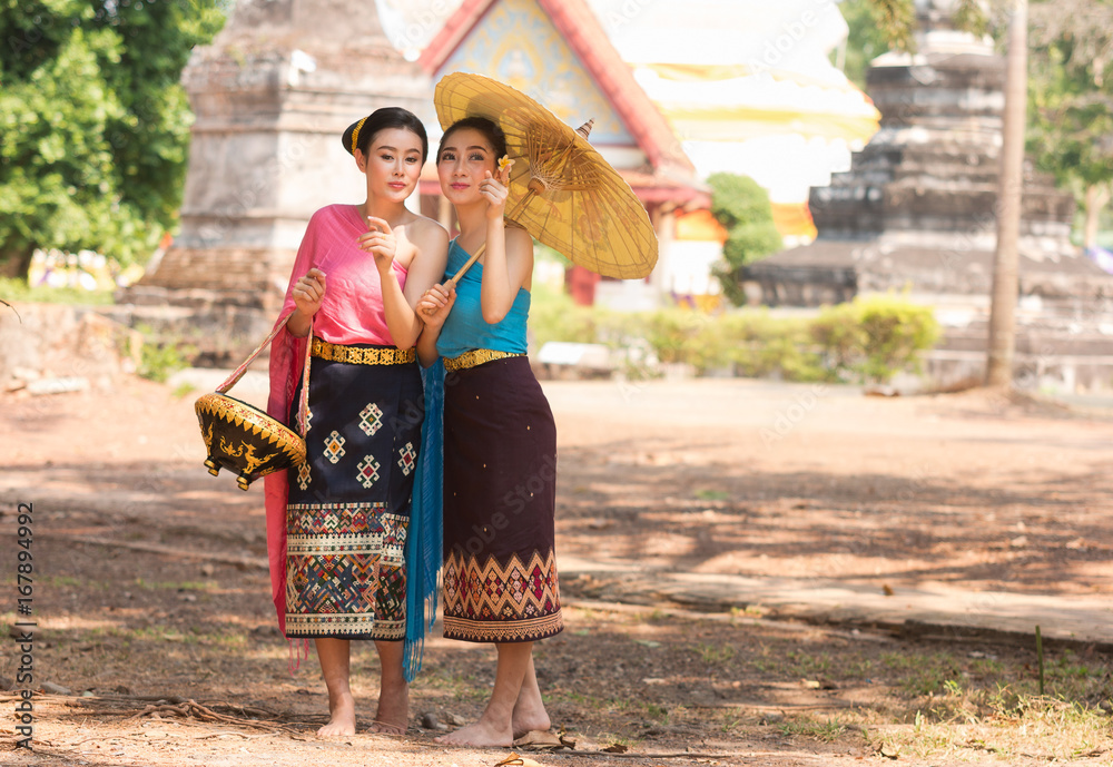 Fotka „Beautiful Laos girls in traditional Lao traditional dress are