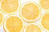 Limoni a fette su sfondo bianco