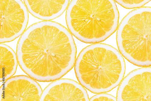 Limoni a fette su sfondo bianco
