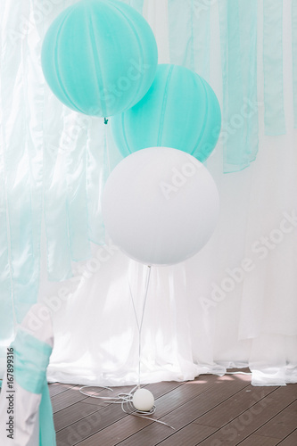Fototapeta Naklejka Na Ścianę i Meble -  White and blue balloons hang over the floor